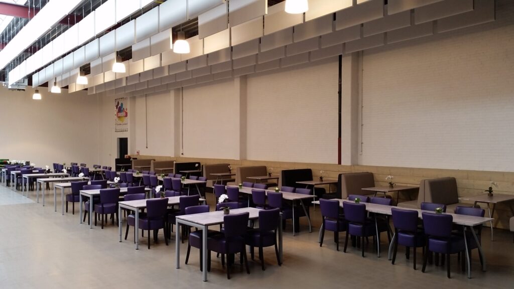 Meubilair gerestyled met houtprints (Bethelkerk Drachten)