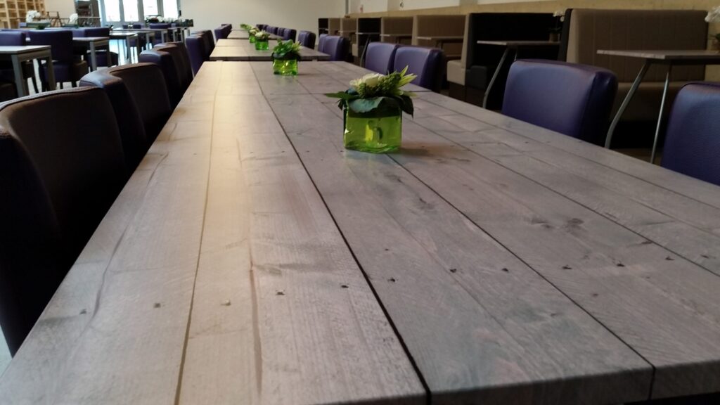 Meubilair gerestyled met houtprints (Bethelkerk Drachten)