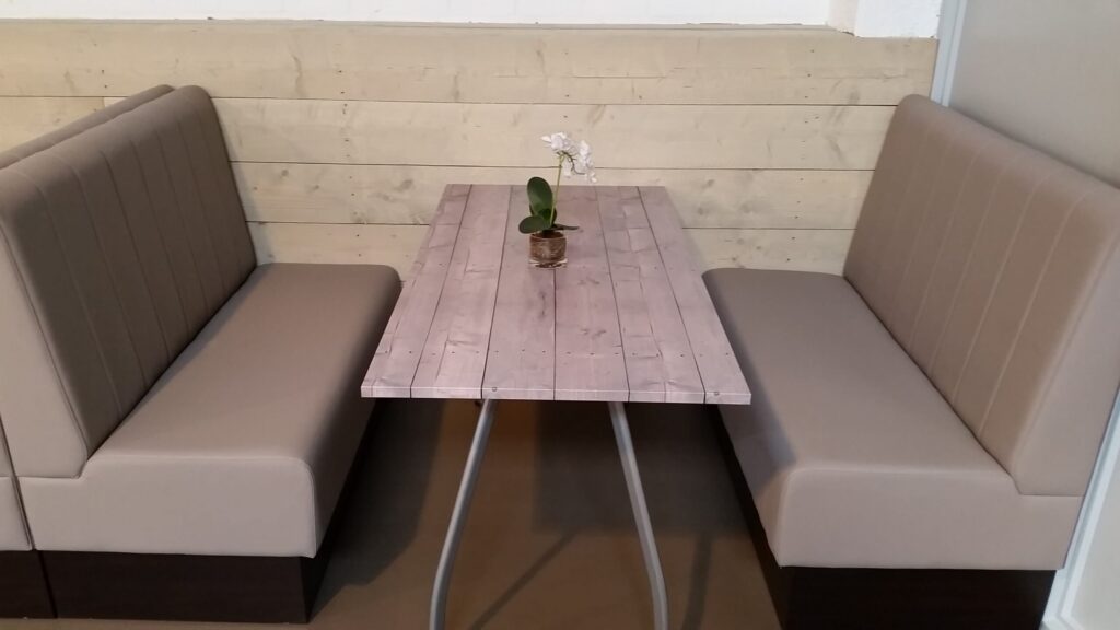 Meubilair gerestyled met houtprints (Bethelkerk Drachten)