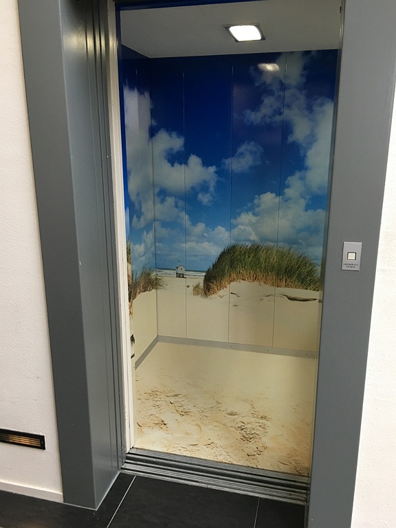 Complete make-over en wrap van de lift (Achilleonzorg Drachten)