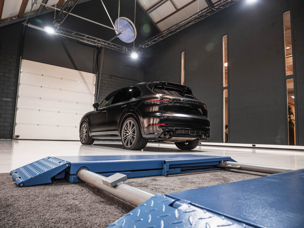 Porsche Cayenne Hybrid Satin Black