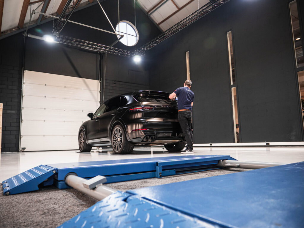 Porsche Cayenne Hybrid Satin Black