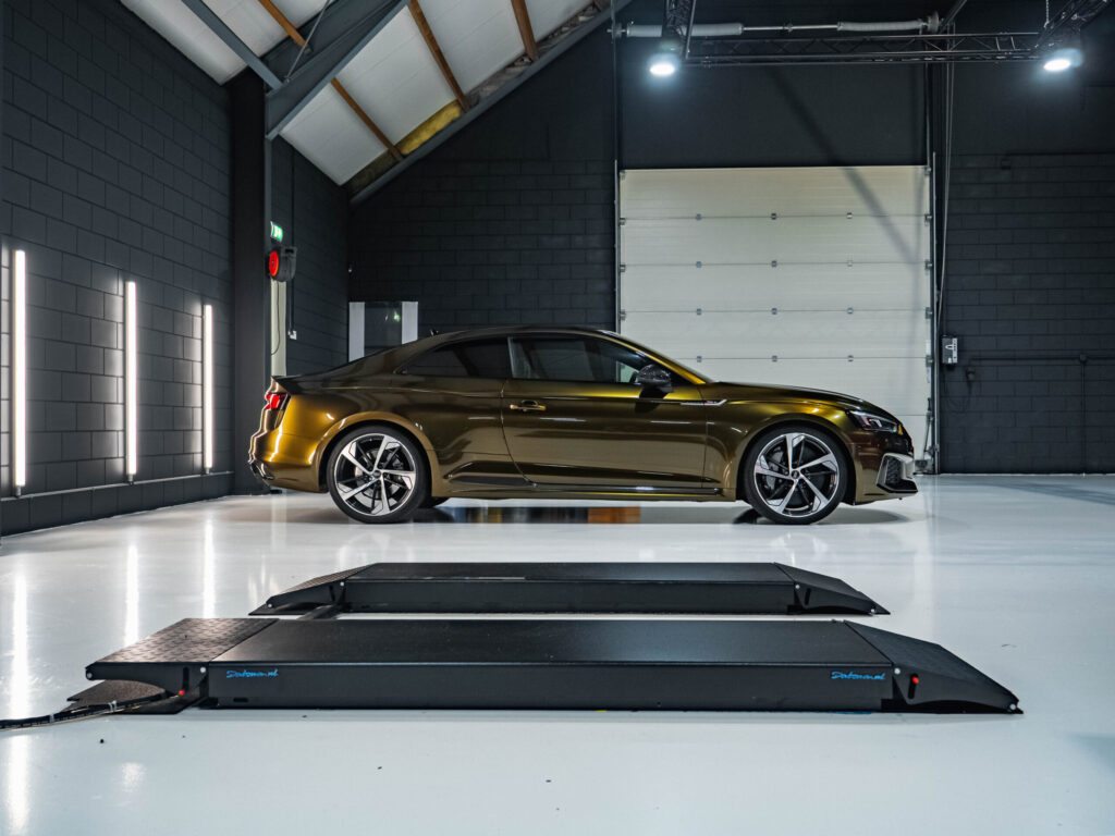 Audi RS5 Midnight Gold