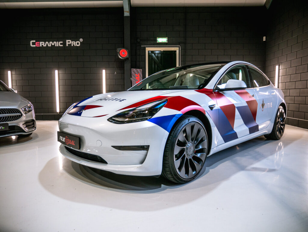 Tesla Model 3 in politielivery