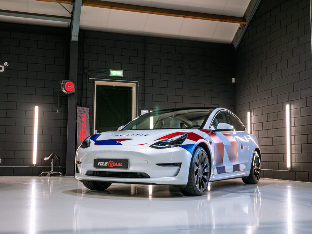 Tesla Model 3 in politielivery