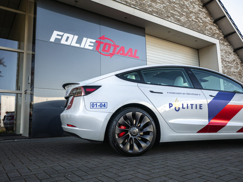 Tesla Model 3 in politielivery