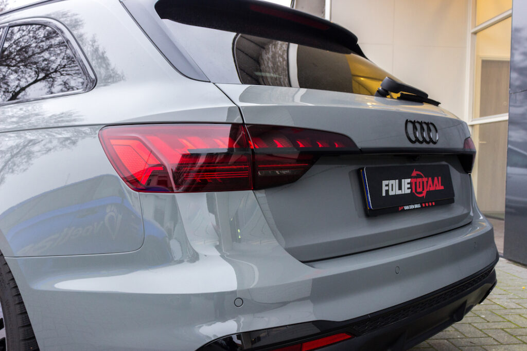 Audi A4 ontchromen diverse delen en blinderen