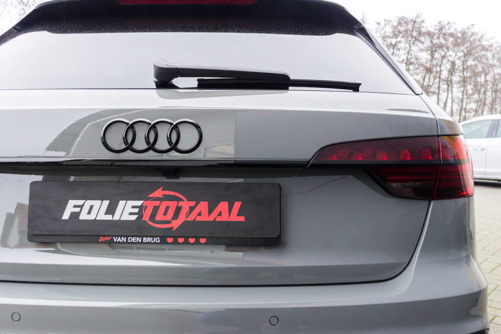 Audi A4 ontchromen diverse delen en blinderen