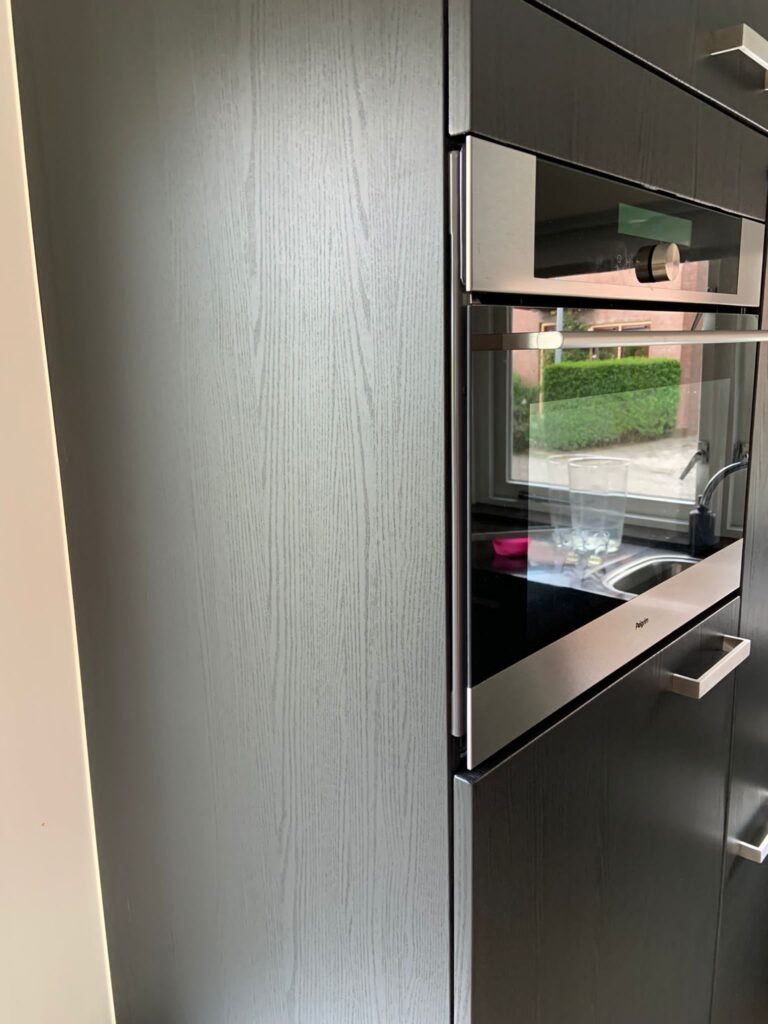 Keukenwrap – zwarte folie met houtstructuur