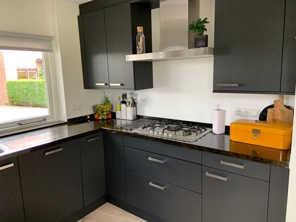 Keukenwrap – zwarte folie met houtstructuur