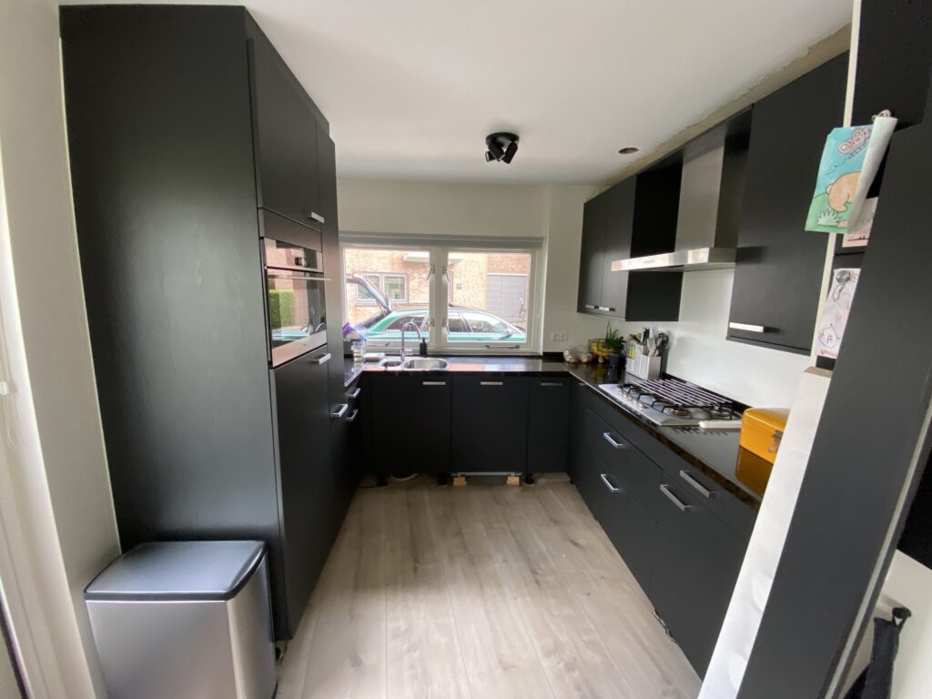 Keukenwrap – zwarte folie met houtstructuur