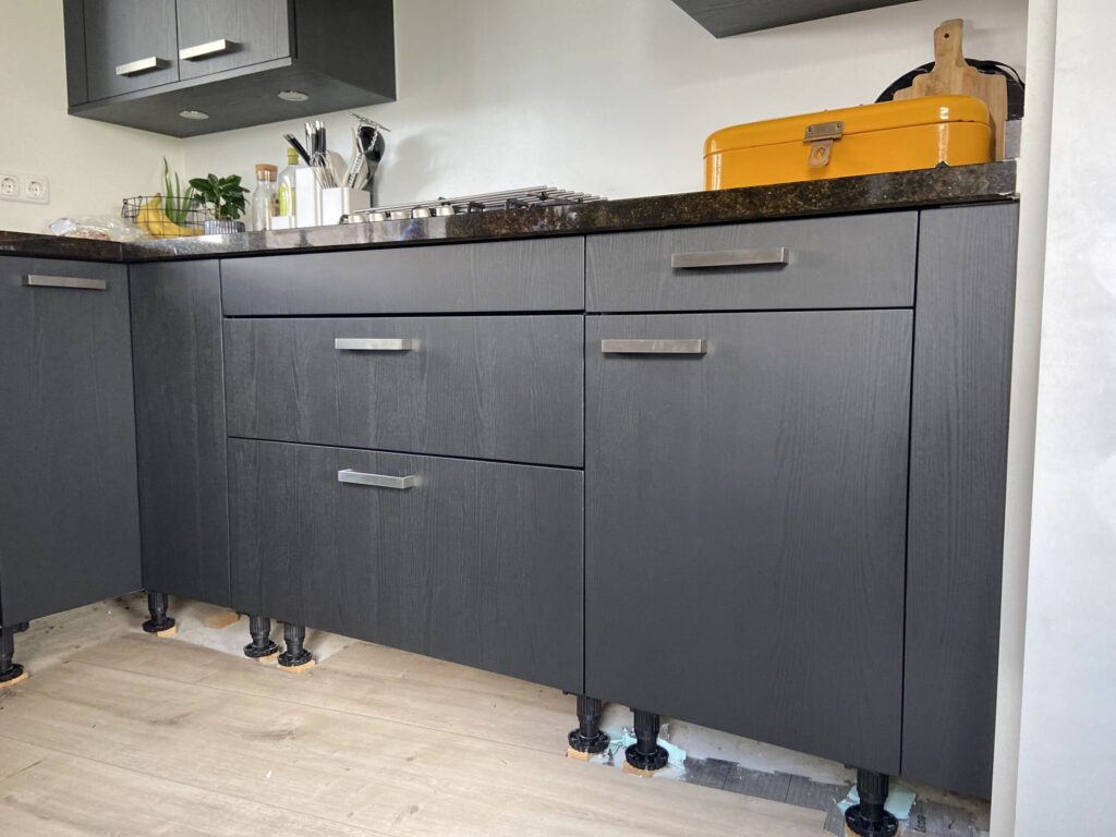 Keukenwrap – zwarte folie met houtstructuur