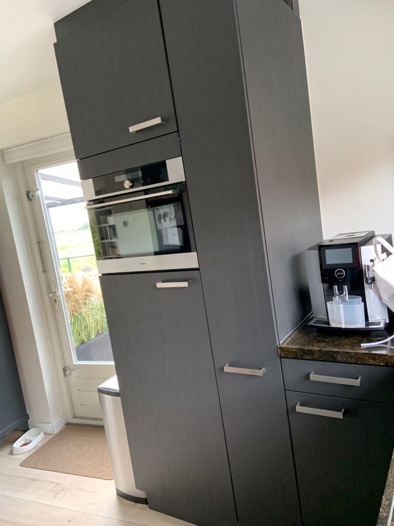 Keukenwrap – zwarte folie met houtstructuur