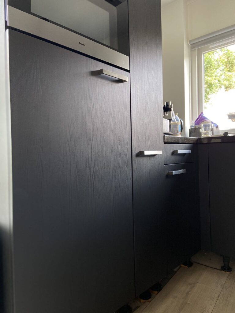 Keukenwrap – zwarte folie met houtstructuur