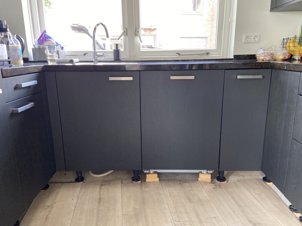 Keukenwrap – zwarte folie met houtstructuur