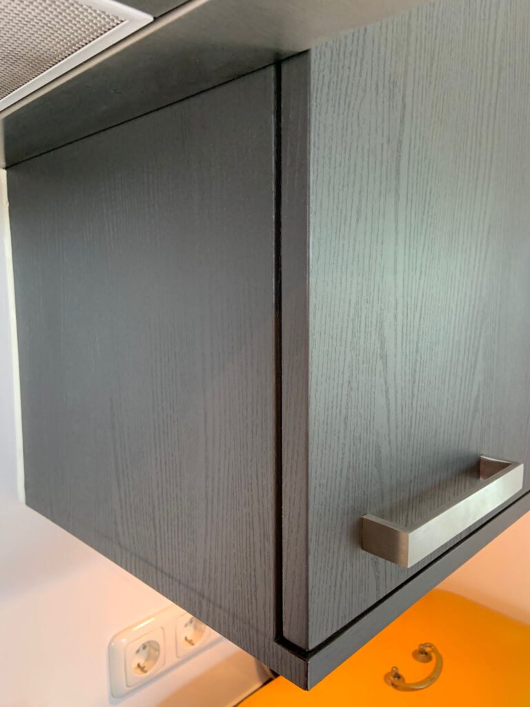 Keukenwrap – zwarte folie met houtstructuur