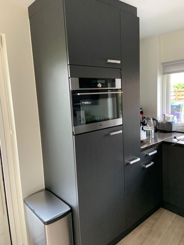 Keukenwrap – zwarte folie met houtstructuur