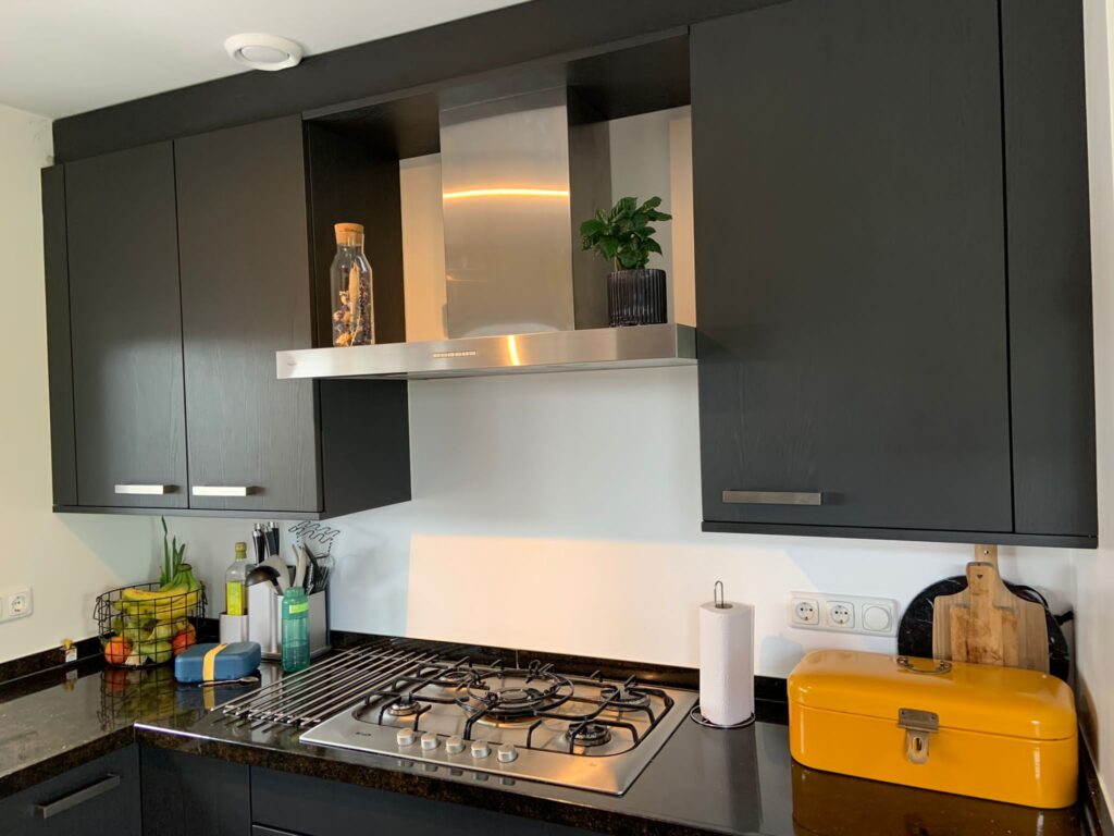 Keukenwrap – zwarte folie met houtstructuur