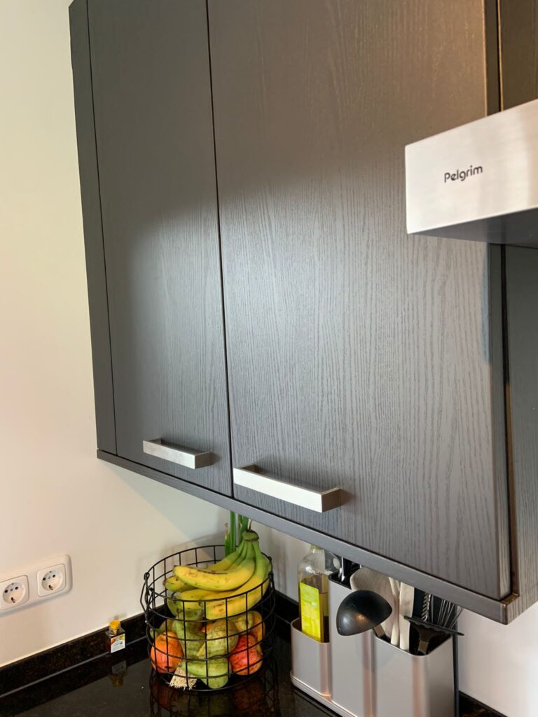 Keukenwrap – zwarte folie met houtstructuur
