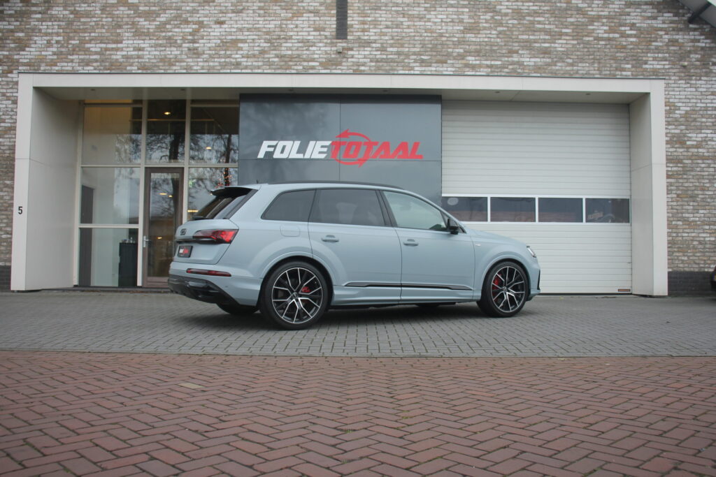 Audi Q7 e-tron in matte PPF
