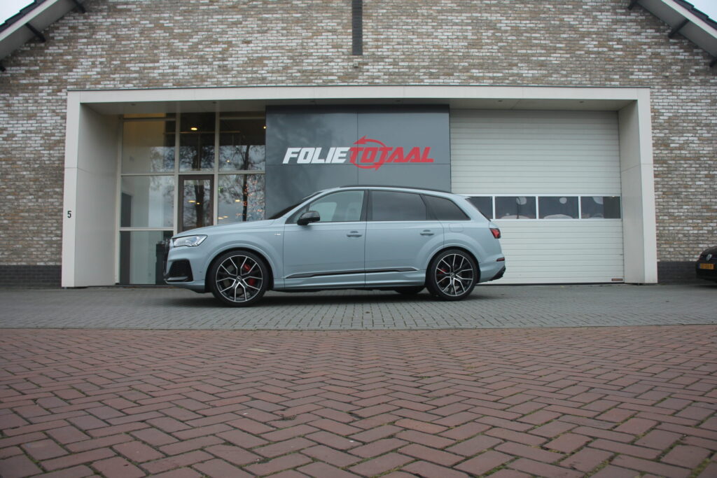 Audi Q7 e-tron in matte PPF