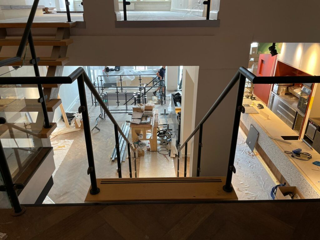 Trapleuning DE Cafe voorzien van interieurfolie