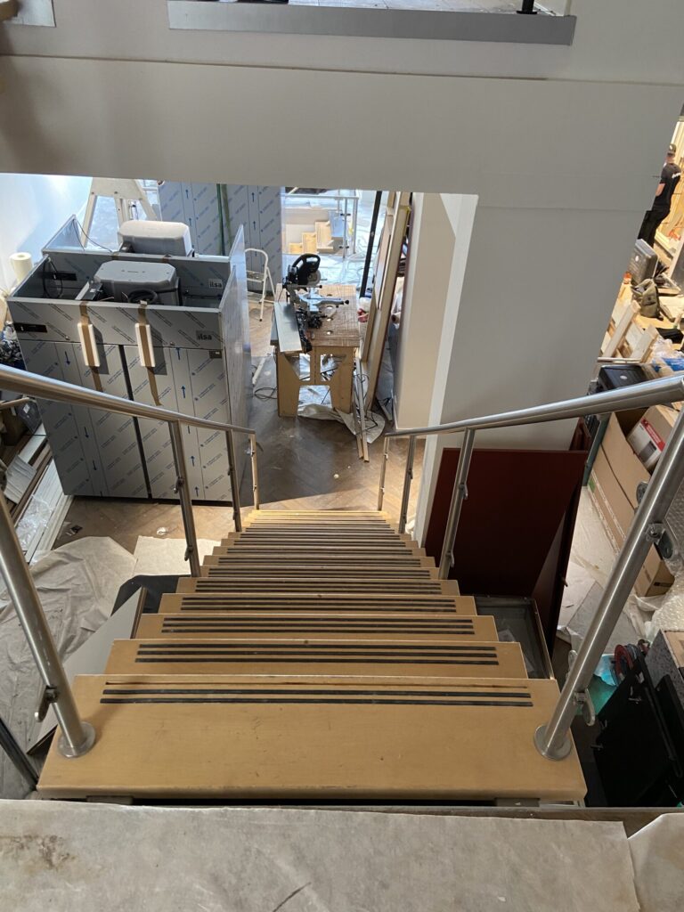Trapleuning DE Cafe voorzien van interieurfolie