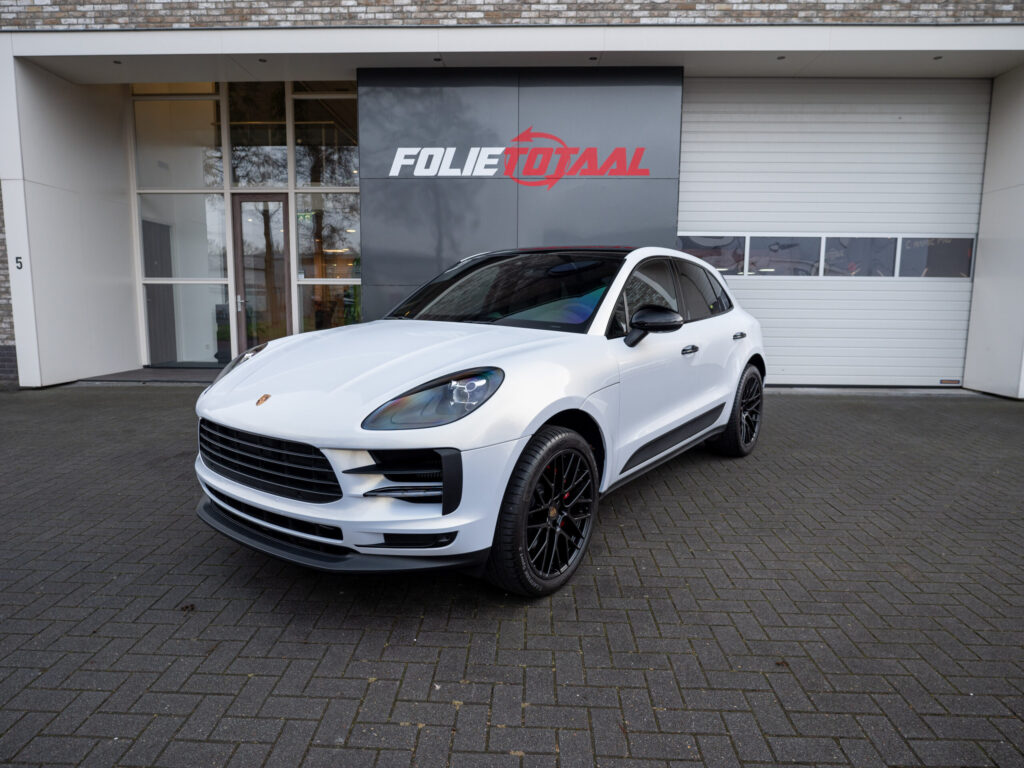 Porsche Macan Pearl Gold White