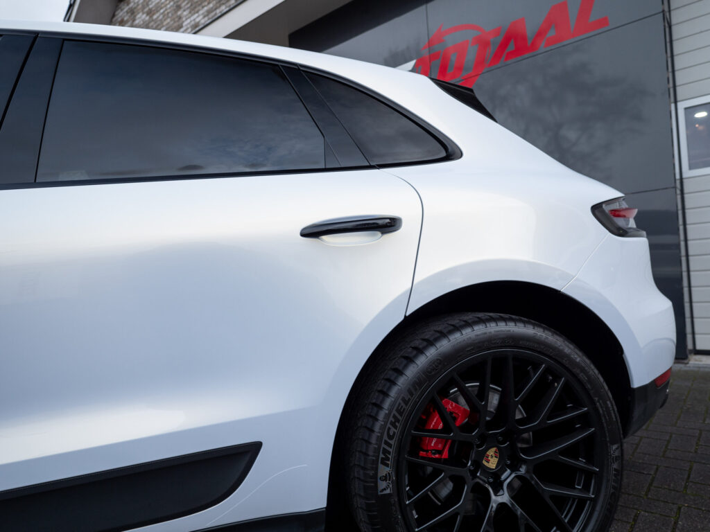 Porsche Macan Pearl Gold White