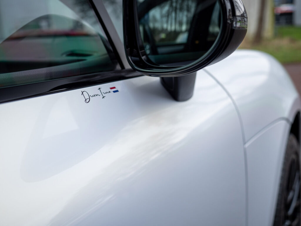Porsche Macan Pearl Gold White