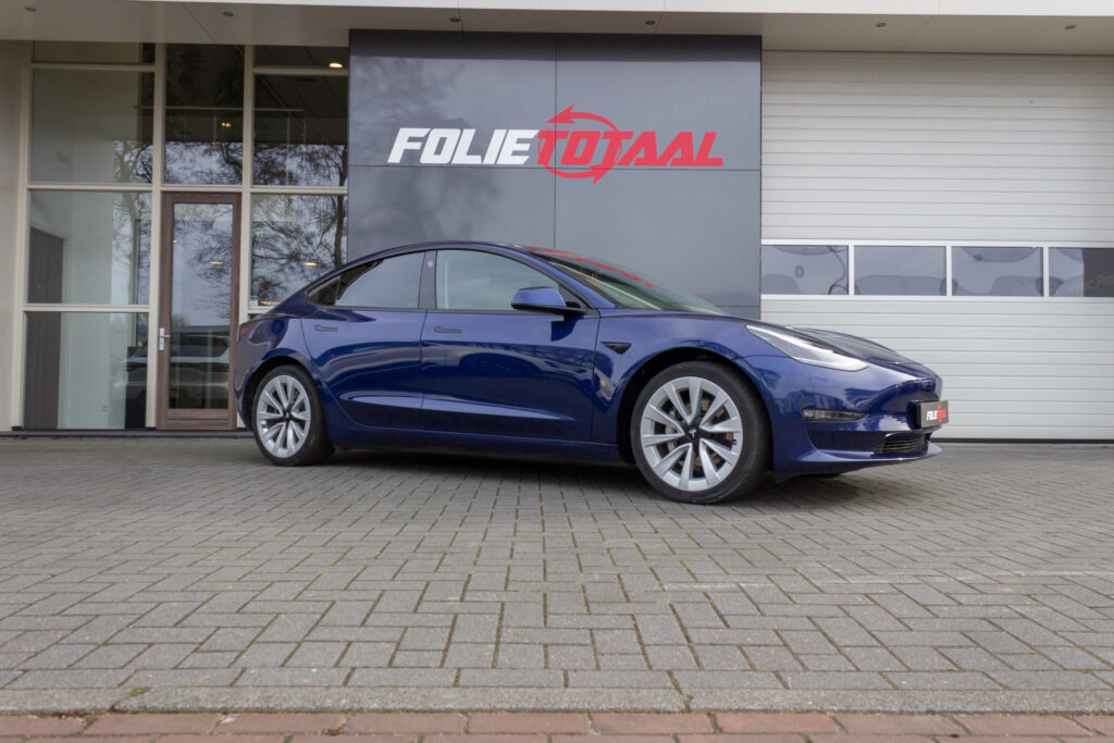Tesla Model 3 getinte ruiten achter B-stijl
