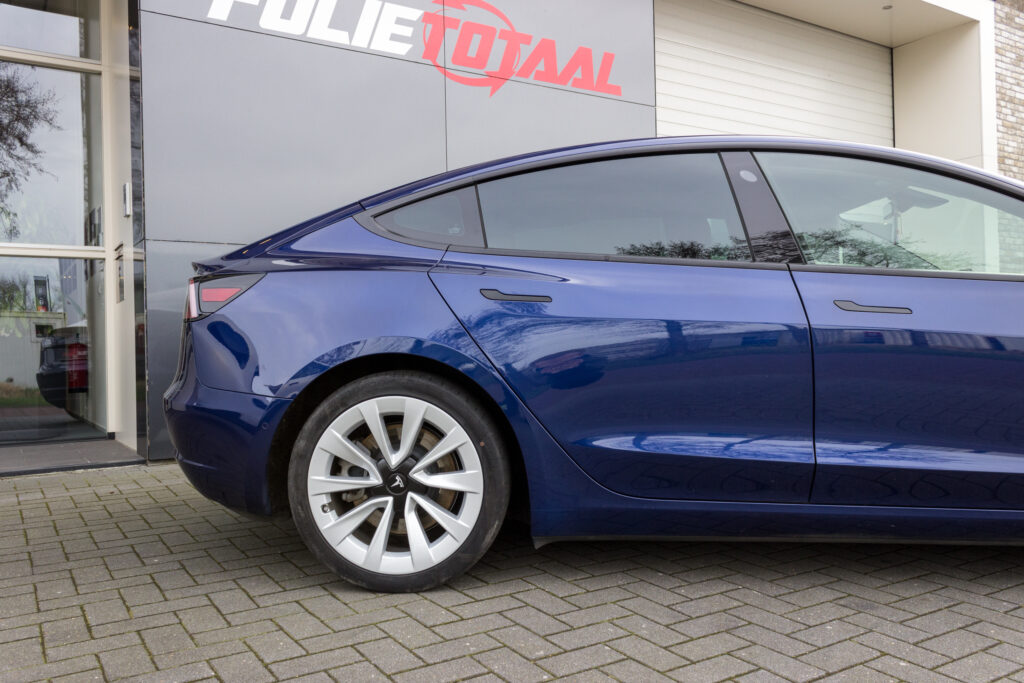 Tesla Model 3 getinte ruiten achter B-stijl