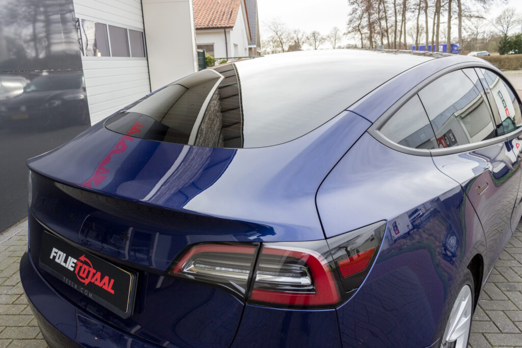 Tesla Model 3 getinte ruiten achter B-stijl